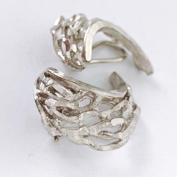 Vintage Silver Tone Modernist Abstract Openwork Crescent Moon Clip-On Earrings - Picture 6 of 10